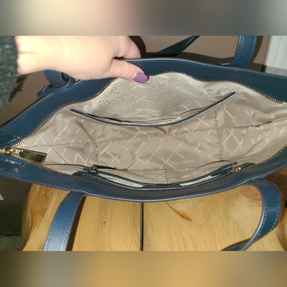 Authentic Michael kors tote never been used - Picture 3 of 4